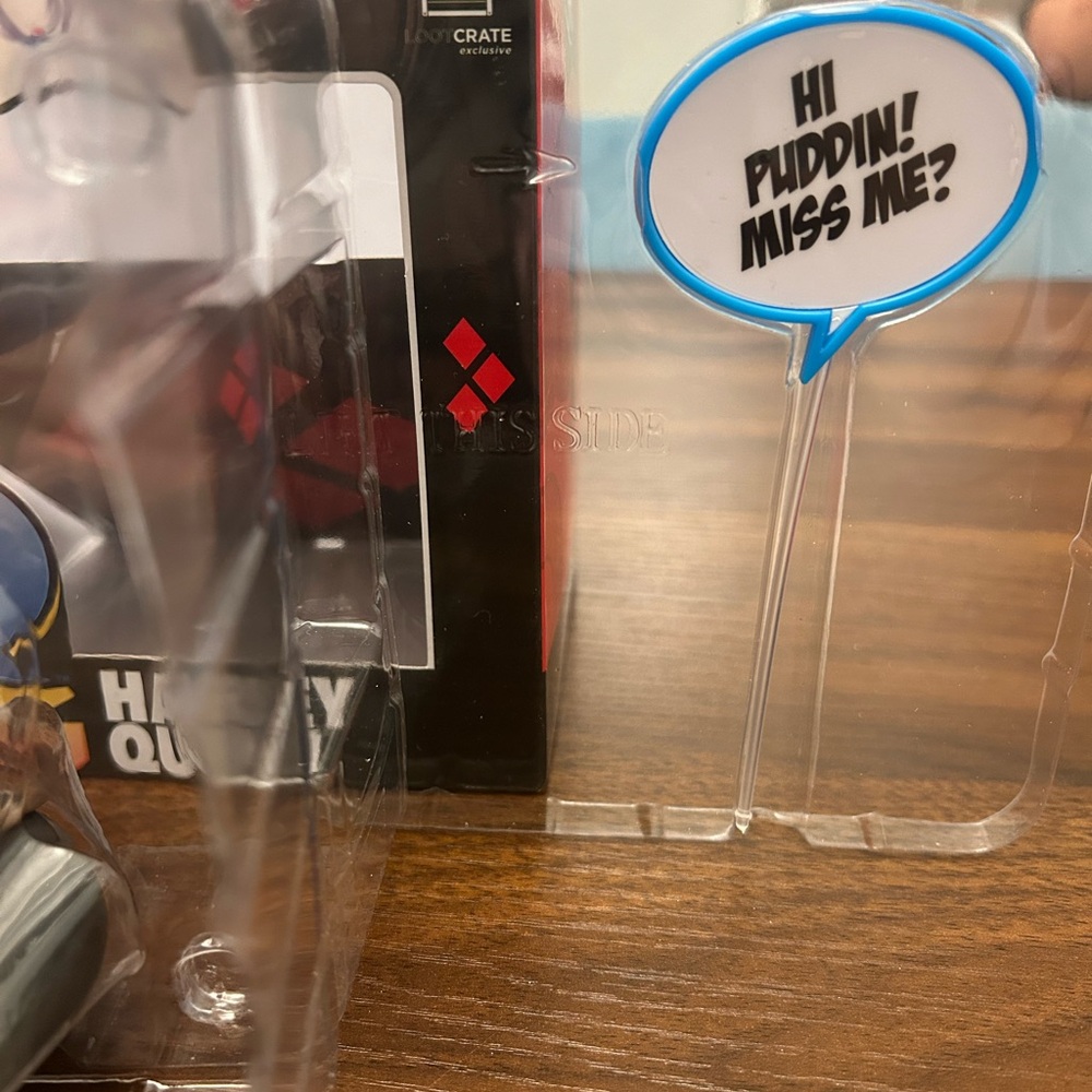 Harley Quinn Collectible Figure - Picture 4 of 4